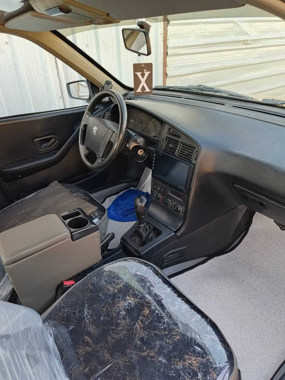 السلام عليكم بيجو 12  محور بس كير اوتماتيك. جاهزه السياره مصفره هيه وغرامات سنويه ل 29 السعر (37) بيهه مجال قليل مكان بغداد حي اور ***********
