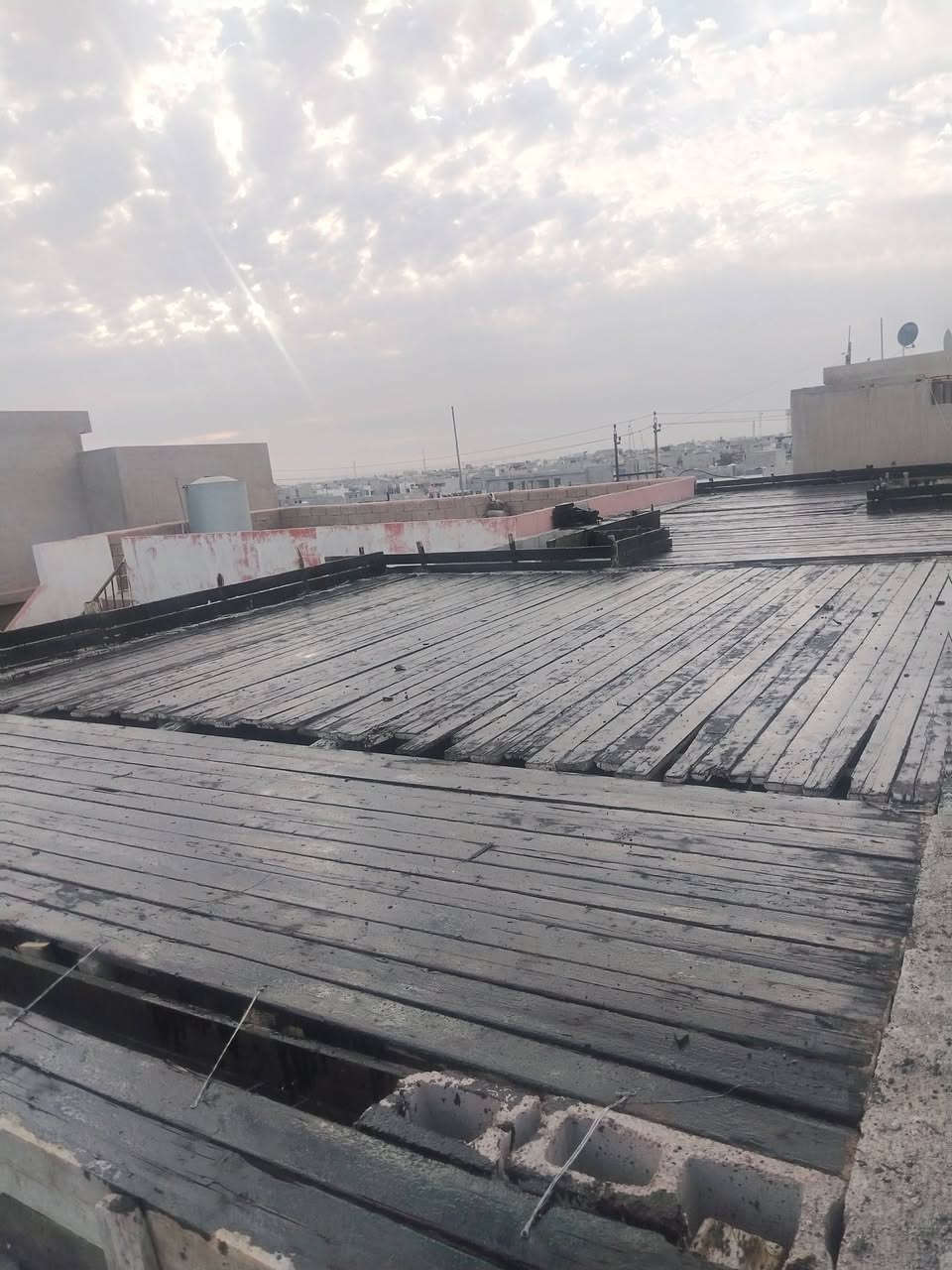 السلام عليكم ورحمة الله 
عملنا داخل كركوك بسعار مناسبة
شعندك بخدمتك 
أساس _ رباط _ سقف _ واجهة ديكورات 
أتفضل خاص 
او اتصل *********** متوفر واتساب.!
