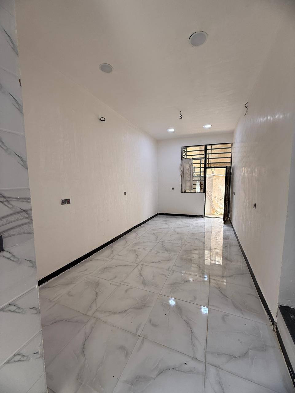 الهم صل على محمد وال محمد 
بيت بمساحه 60متر  طابقين مسلح
بناء درجه اولى كما موضح بالصور 
يصلح سكن أو حسينيه لخدمة الزوار  لقربه من طريق ياحسين  طريق بغداد كربلاء جهة الدخول  عمود 186  كافة الخدمات
رابع قطعه عن الشارع العام  لمعرفة السعر وباقي التفاصيل ***********
