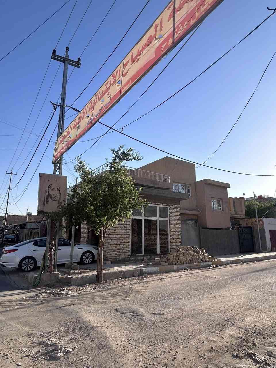بيت للبيع في الحي العسكري الاول ركن
المساحه —-150 طابقين 

المحتويات
محل تجاري
ثلاث غرف
صحيات
حمام
مطبخ
بيت ترميم جديد 
 
موبايل ***********
