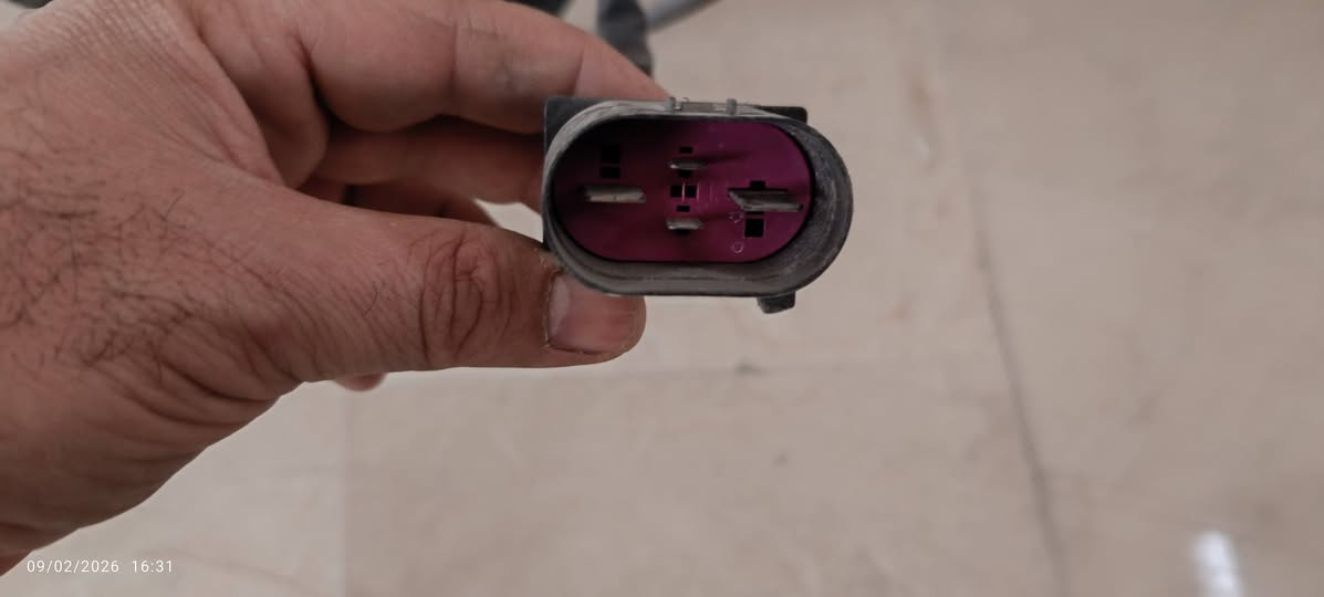 السلام عليكم
عندي جامه خلفيه مال جنطه مظلله اصليه باسفيكا الشكل الجديد وماطور مروحه وكارت مال تبريد   للبيع الي يفيده حاجه منهن  يخابر ***********
