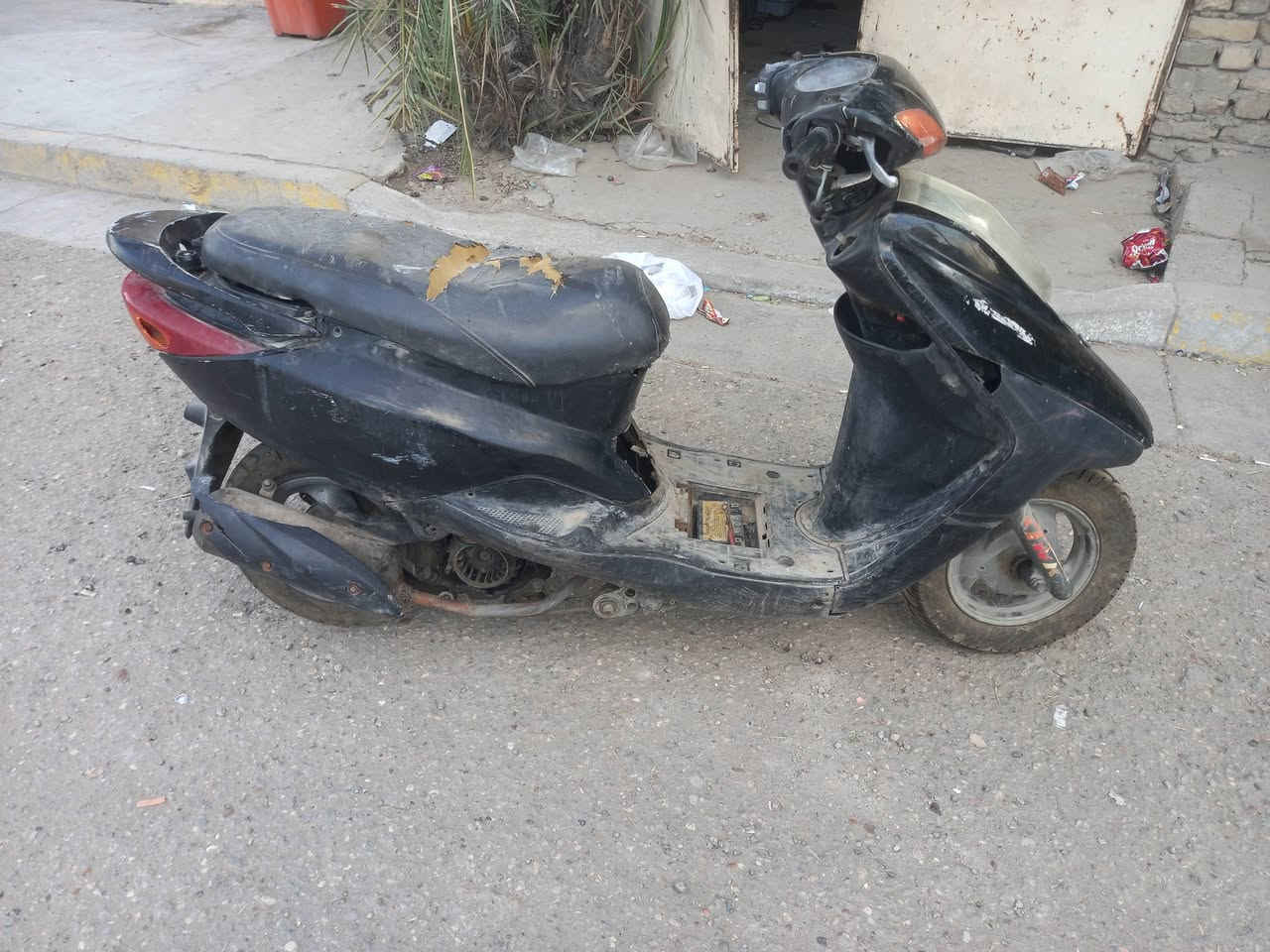 بريز لايت ناصي دراجة طافية ومتروكة تايرات جدد اثنينهن كفرات تعبانة كهربايات تعبانة قمجي ابريك خلفي مكطوع ابيع فحم كوم حديد مااكفلك كلشي خلي سعرك وبل عافية بيع او مراوس *********** مكاني زعفرانية
