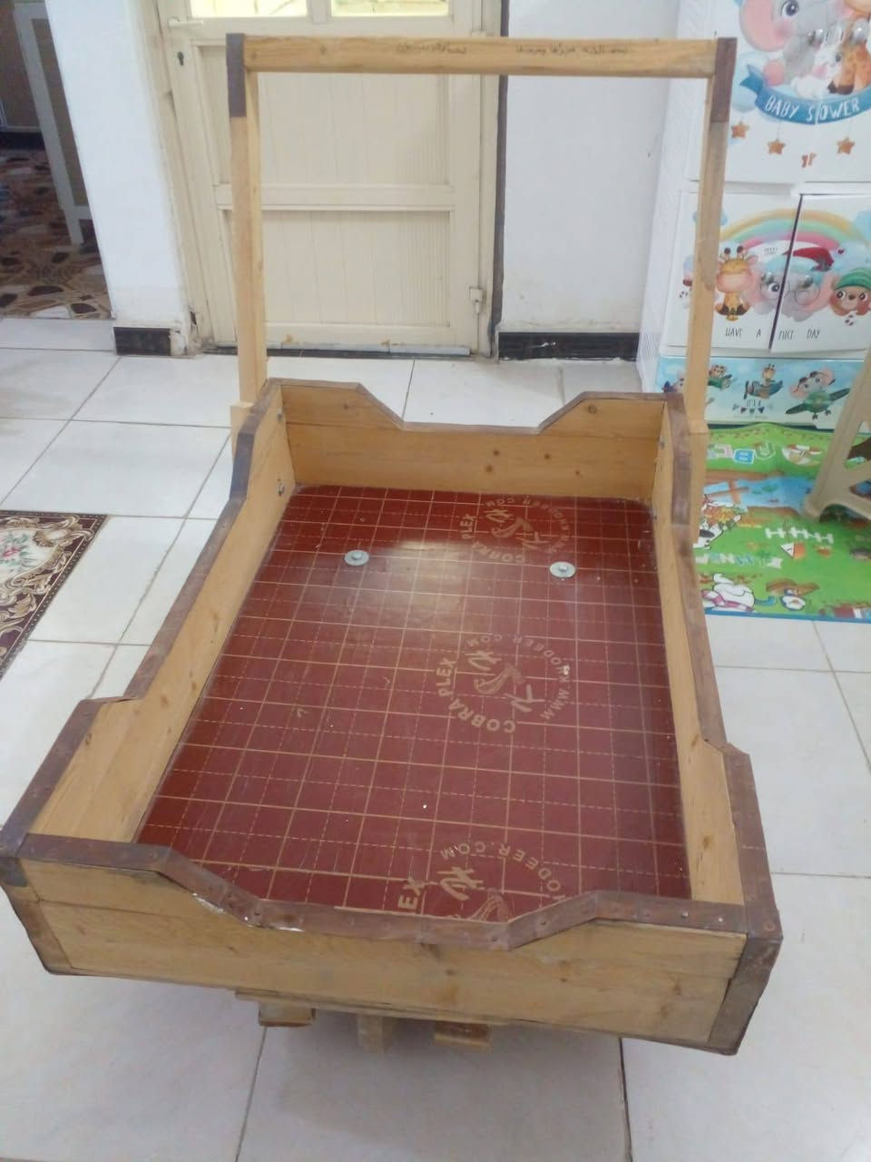 مكلف بنشر عربانه خشب ثقيل تفصال جديد صاحب العربانه مفصله ١٧٥ مستخدمه استخدام جداً بسيط مثل ماواضحه بصوره بعدهي جديده . رايده ١٥٠ وبيه مجال 
للتواصل ***********
