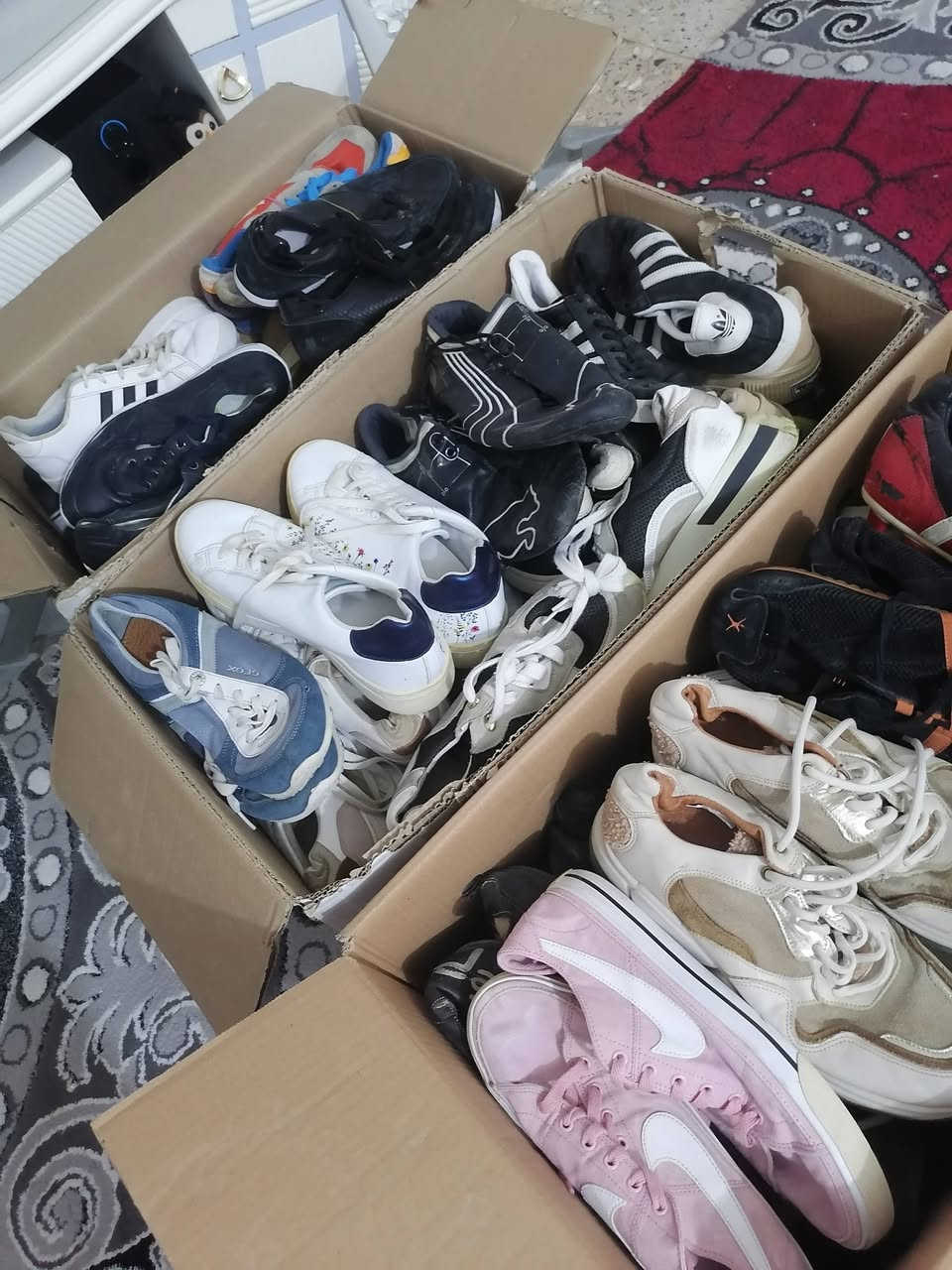 السلام عليكم احذيه باله للبيع شلعه 190 قطعه القطعه بثلاثه شيء على شيء عنوان ديوانيه  يوجد توصيل  ***********
