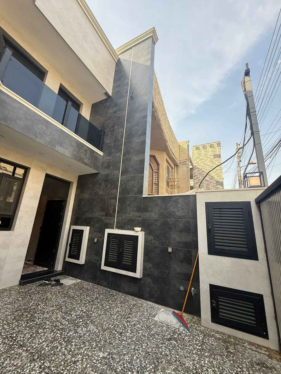 دار للبيع مساحه 150متر
واجه 7ونص نزال 20 
بيت فول موصفات
ديكورات داخليه
واجه بورسلين شغل تصفير درجه اولى 
يحتوي  على مدخلين
 4غرف نوم 
4 خدمات صحية 
مطبخ صاله كبيره وصاله صغيره 
سنه البناء 2014 محدث 2025 
بيت فول  درجه اولى
ديكورات لدات مخفيه 
موقعه حي الجهاد الحمدانيه سعره 380 وبي مجال 
للأستفسار أكثر اتصل *********** 
مكتب_عالم_العقارات
