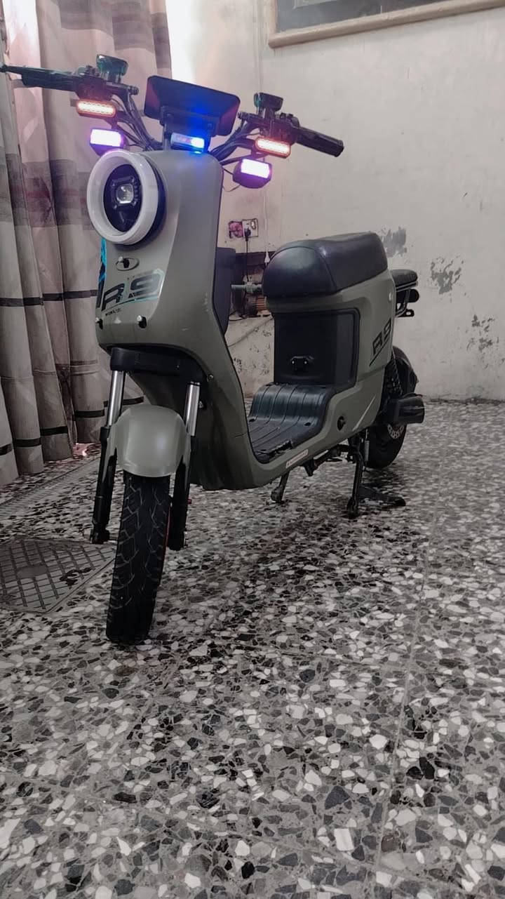 السلام عليكم

دراجة شحن للبيع 

النوع R9

المواصفات 

1ـ بصمة +سويج 

2ـ السرعة 82

3_ باتريات جديدات 

4ـ الملف 1200

5- سماعه بلاتوث 

6-باتريات صغير 16امبير 

7-لايت زنون عالي جدا 

8-التجوة الخلفية موجودة 

9-هورن اضافي 

10-سلة موجودة 

11-استاند صفح وقلاب 

السعر 500وبيه مجال 
 
العنوان بغداد الشعله قطاع السادس ستفسار بتعاليق 👇🏻


**إذا كنت صاحب هذا الإعلان وتريد حذفه لأي سبب، رجاءا أرسل رسالة إلى الدعم الفني**