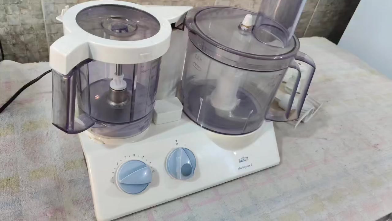 محضرة طعام (ست البيت) من Braun Multiquick 5 Kitchen Machine K700
محضرة طعام ست البيت من Braun Multiquick 5 Kitchen Machine K700 صناعة هنغارية ...

- تحتوي على وعائين كبير بسعة 2 لتر وصغير بسعة 0.75 لتر .
- تأتي ب ١٤ سرعة متغيرة .
- مرفق معها ١٢ ملحق .
- تقوم بعدة مهام (ثرم و خفق وخلط وطحن وعجن ومعصارة حمضيات ومعصارة لكل انواع الفواكه) .
- مرفق معها كذلك اربع شفرات لتقطيع الخضار وللبشر الخشن والمتوسط والناعم .
- الجهاز جديد ونظيف جدا (مستعمل اقل الشهر فقط) .

للاستفسار وتفاصيل اكثر تفضل خاص ..


**إذا كنت صاحب هذا الإعلان وتريد حذفه لأي سبب، رجاءا أرسل رسالة إلى الدعم الفني**