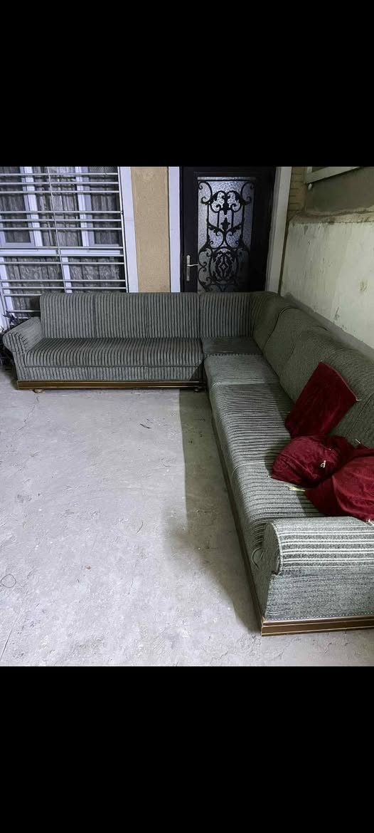 قنفه نفرين ب٥٥ والديوان ب١٥٠ مع كاربد رصاصي قطعتين ٦في٢ وتنور نوعيه ممتازه ب٣٥ ومفرش طبلات رصاصي ٥ قطع ب١٠ مكان الدوره ***********
