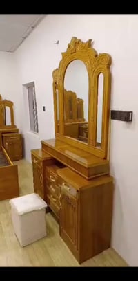 غرفة • خمسة أبواب • ملحق طابقين