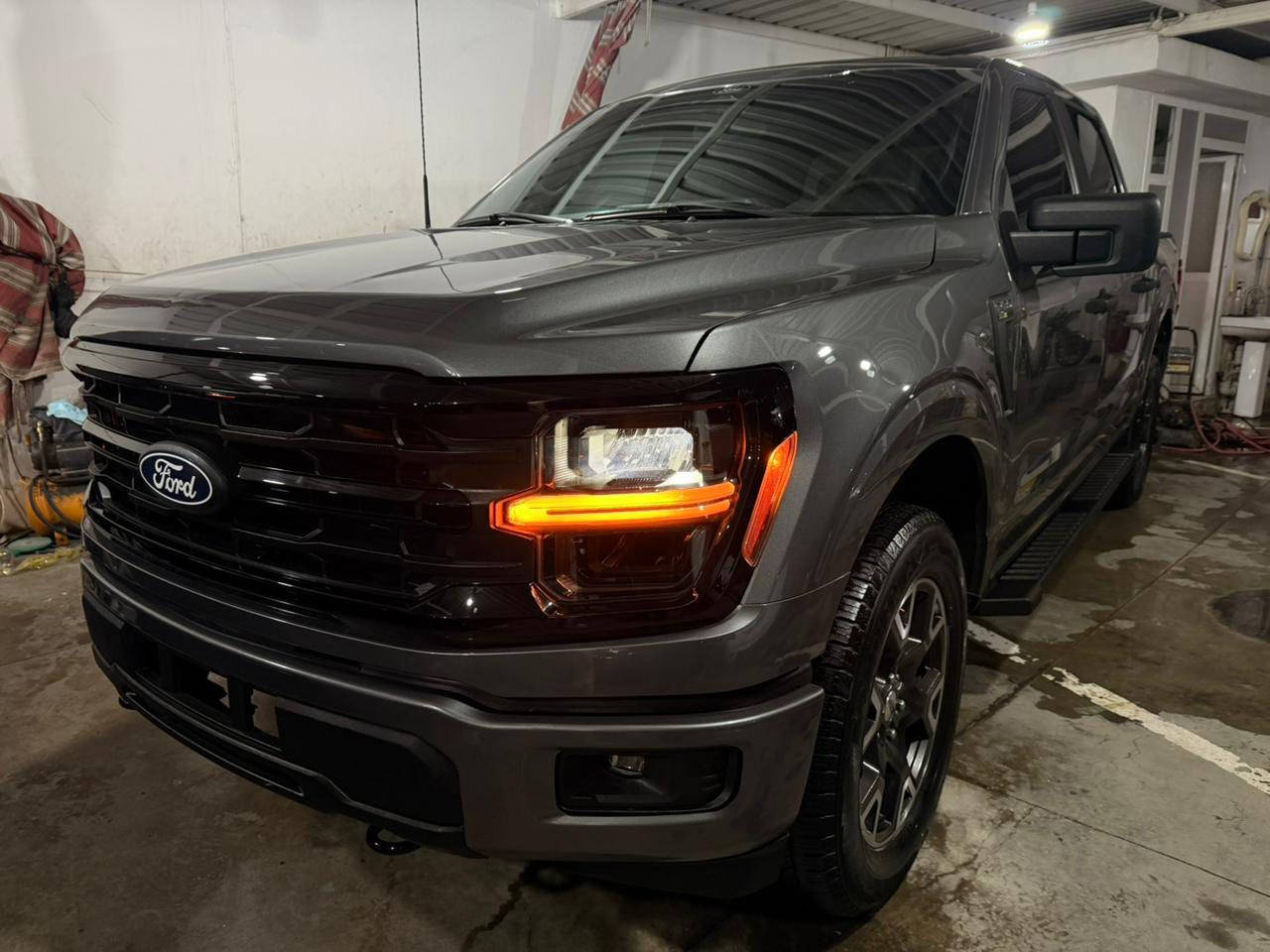 مۆدیل٢٠٢٤
١٨مایل ڕۆشتوە
٢پەڵە بۆیاخی هەیە
سارد و شوختی نیە
ئیرباک بەس سوکان تەقیوە بیلادی بۆ دانراوەتەوە
گێڕ و مەکینە و ئەکسل و کارەبای بەشەرت
٨بستۆنە
کاتیەکەی دەرنەکراوە 
پێشەی کەپسە سێتیڕادیتەری بیلادیە
دەبڵ ئەکسلە
شاشە گەورە
گێچ ئەلکترۆنی
کنسوڵی هەیە بلاد
گیڕی سوکانە 
سعری ٣١٥گەڵا
***********
