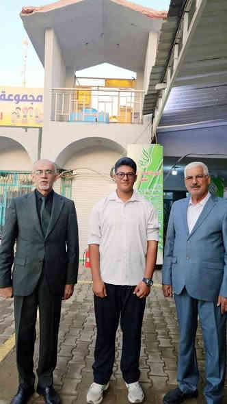 ثانوية الكوثر النموذجية الاهلية للبنين تحتضن شخصيات رفيعة المستوى وجمع غفير من أولياء أمور الطلبة. 

عقدت إدارة ثانوية الكوثر الأهلية النموذجية للبنين، مجلس الآباء
والمدرسين مساء اليوم السبت الموافق ١١/٢٢

ومن الامور المهمة التي تضمنها الاجتماع إنتخاب رئيس مجلس الاباء والمدرسين من قبل أولياء الأمور .

يعد مجلس الاباء والمدرسين 
من الأمور الأساسية والمهمة في بناء جسر تعاون فعّال، بين المدرس والطالب ويرسم ملامح نجاح أبنائنا، كما يثبت الشراكة الحقيقية بين المدرسة والاسرة. 

خلال الإجتماع قامت الادارة بفتح حلقة نقاش وسماع توصيات ومقترحات من قبل أولياء الأمور  
وأخذ هذه المقترحات بعين الإعتبار
 والعمل فيها بالأيام المقبلة. 

كما تضمن الاجتماع إلى 
مناقشة مستوى الطلبة والمسيرة الدراسية.
وتعزيز التواصل بين أولياء الأمور والهيئة التعليمية.
وعرض الخطط والأنشطة التربوية للفصل الدراسي.
والاستماع إلى آراء  ومقترحات أولياء الأمور لدعم العملية التعليمية.

ثانوية الكوثر الاهلية النموذجية للبنين نبع العلم والمعرفة 
الموقع / النجف الاشرف/ حي السعد/ شارع جامع ابن كمونه/مقابل القنصلية الايرانية سابقا/مجاور مكاتب السياحة والسفر. 
للاستفسار الاتصال 
ممثل الهيئة التأسيسية 
*********** 
الحسابات 
***********
الإعلام 
*********** 
القادم أفضل أن شاء الله.
مهيمن احمد ابوعلي الفتلاوي Nabeel Al Karaawi عزت عجينة Zlzle Zlzle عباس الجياشي إشراقة نجفية زيد علي
