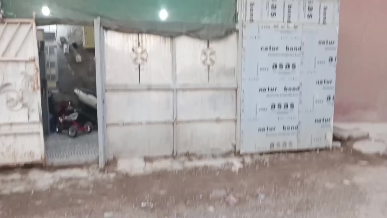 ‏السلام عليكم بسبب الوعود الكاذبة نعيد نشر بيت تجاوز للبيع مساحه 72 متر الواجه 9 ونص  و النزال 8 ونص سقف سندويج غرفه وهول وطرمه ومطبخ وحمام كله سيراميك والارضيه للغرف بورسلين طرمه كاشي الهول سقف ثانوي
‏الموقع الامين شارع المركز للاستفسار ***********
