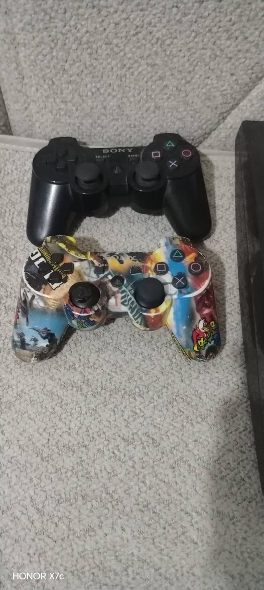 بلي ستيشن 3 مهكر بي العاب وتكدر تنزل بي العاب من اي مكتب وتكدر تشتريله هارد مال العاب ضمان التشغيل ابيتك يوجد توصيل داخل كربلاء مكاني حي الميلاد يدات 2وياه *********** السعر 80 الف
