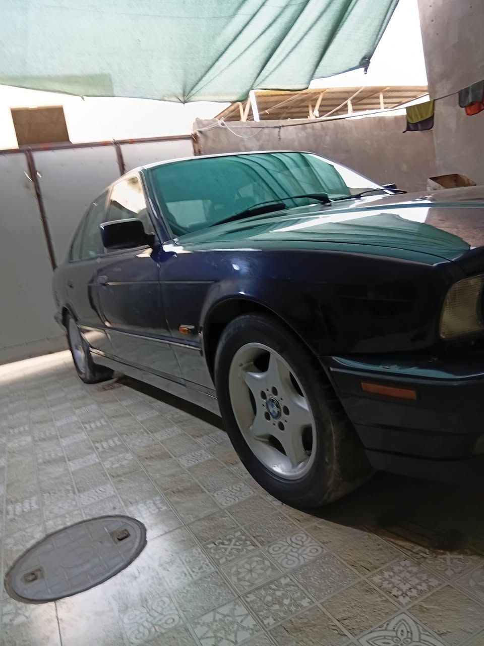 السلام عليكم سياره بيئم 525. مسكرر سياره حلوه جاهزه من كلشي مصبوغه جماليه تبريد كير محرك تخم تاير. رقمه اربيل راعيه موجود يمي  مكان سياره  بل بصره السعر 65 )***********
