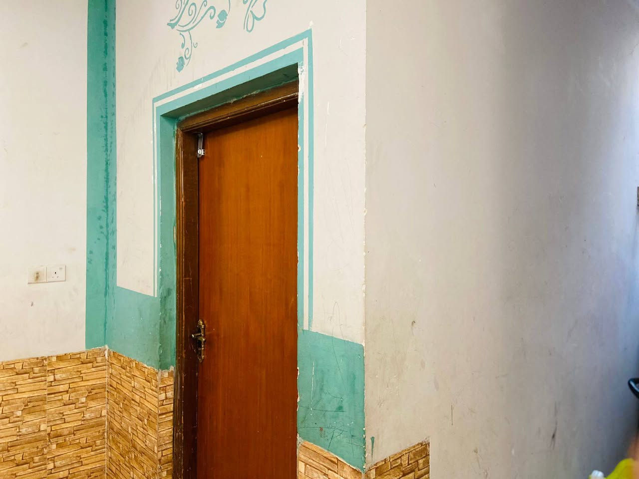 السلام عليكم مرخصة الادمن بيت 200 متر علئ تجاري سايدين مال جامع النور بي 8 نوم وستقبال جبيرة وحوالي ومطبخ وصحيات البيت جديد السعر 300 وبي مجال قليل بيت كامل وجديد ما تذب علية الف. الاتصال ‏‪*********** بي وات ساب
