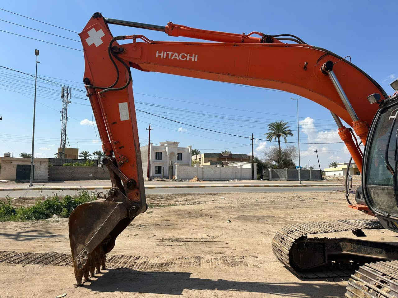 حفاره هيتاشي للبيع موديل 2004 رقم اربيل ***********
