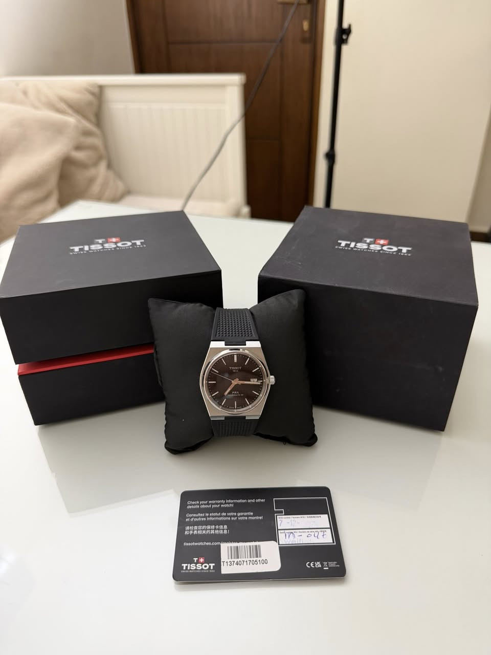 ساعة سويسرية أصلية 100% Tissot PRX Powermatic 80 أوتوماتيك احتياطي طاقة 80 ساعة مينا أسود بنقشة Waffle الشهيرة زجاج سافاير أمامي وخلفي سوار مطاطي أصلي من تيسو بحالة شبه جديدة مع كفالة الوكيل حتى نهاية عام 2026 تصميم رياضي أنيق ومريح جداً  السعر المطلوب 300 دينار للتواصل على الخاص أو على الرقم 0785261118


**إذا كنت صاحب هذا الإعلان وتريد حذفه لأي سبب، رجاءا أرسل رسالة إلى الدعم الفني**