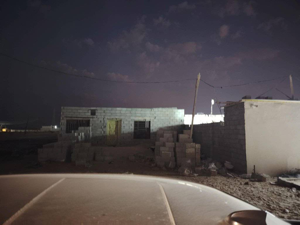 بيت زراعي لبيت بعده هيكل و بدون سكف لكامل بيه غرف ٢ و صاله ومطبخ باقي الديوان ما باني ولسياج الخارجي مساحت لبيت اكثر من٢٠٠ وره المعارض مال الزبير السعر 15مليون للاستفسار الاتصال عالرقم ***********
