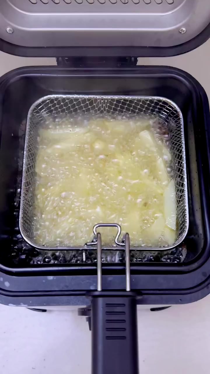 قلاية زيتية 2.5 لتر
السعر 45 الف، يتوفر توصيل 🚚 لجميع المحافظات
المميزات: 
حوض قلي كبير بحجم 2.5 لتر 
جسم من الفولاذ المقاوم للصدأ
عتلة للتحكم بدرجة الحرارة 80-190 درجة
سلة داخلية مطلية بالمينا مع مقبض من البلاستيك المقاوم للحرارة
المنشأ: الصين
الطاقة: 1000 واط
عمق الجهاز: 10 سمط
عمق السلة: 7 سم
طول سلك الكهرباء: 88 سم
أبعاد الغلاف: ارتفاع: 22 سم / طول: 25 سم / عرض: 26 سم
أبعاد المنتج: ارتفاع: 18 سم / طول: 21 سم / عرض: 20 سم
ابعاد السلة:ارتفاع: 7 سم / طول: 15 سم / عرض: 15 سم


**إذا كنت صاحب هذا الإعلان وتريد حذفه لأي سبب، رجاءا أرسل رسالة إلى الدعم الفني**