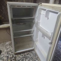 ثلاجه 8 قدم للبيع شغالة حالتها ممتازة السعر 100 الف  07727682269