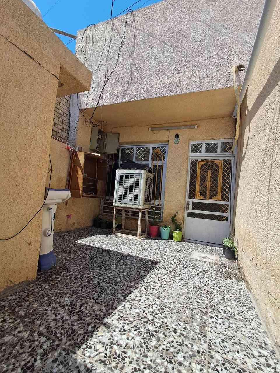 بيت للبيع 100 متر طابق ونص البيت بي سند 25 ووكالة الطابق الاول كامل بياض وسراميك والأرضية بورسلين وترك خلفي على عرض البيت وبي حمام داخلي والطابق الثاني غرفة وصالة وحمام مبنيات بس سگف سندويش ارتفاع السقف 3 متر   العنوان حي السفير شارع عشرين مقابل حسينية آل الرسول ثاني فرع للاستفسار ***********
