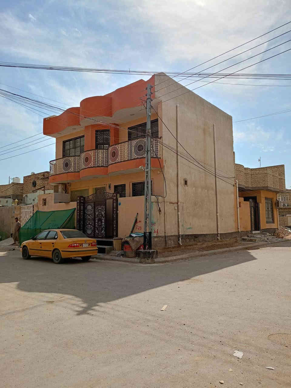 دار للبيع 100م مربع ركن قاطين حي النهاوند خلف البطاقة الموحدة بناء جديد غير محجوز ***********
