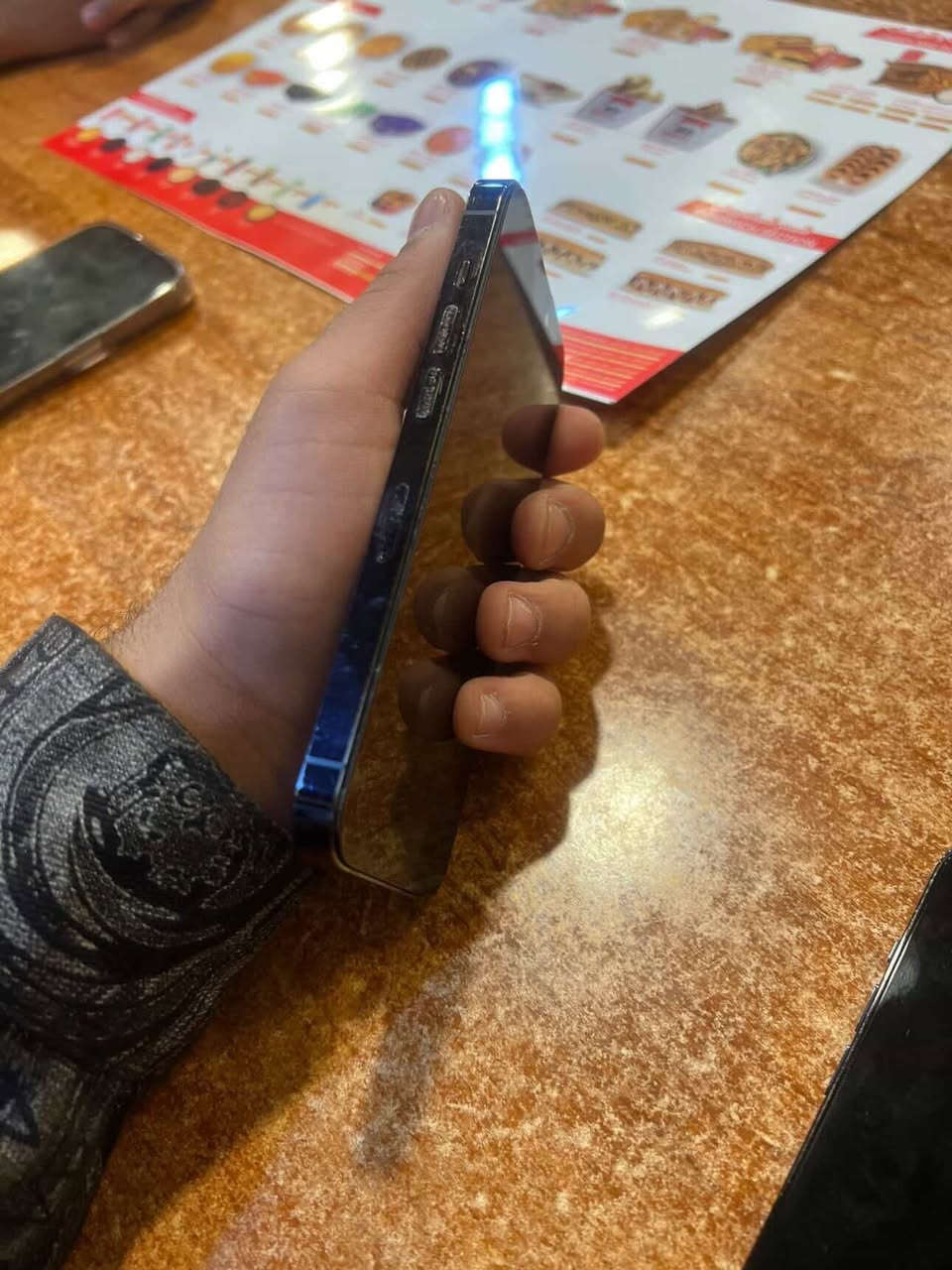 سلام عليكم 14برو ذاكره 128بطاريه وشاشه مستبدل 
التعويل حلوه 
مكان حي اور 
رقم ***********
