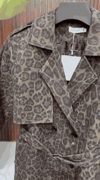 خليكمً متميزين دائما مع ازياء افونه الحجز على رقم واتساب ***********🌹 
توفر ترانشكوت نمري مطعم بستراس الخامه الاصلي تفاصيل ونزاكه فول🔥😉
القياسات XL_2XL
الطول 110
السعر40
يوجد خدمهً توصيل  داخلً وخارجً الصويره
