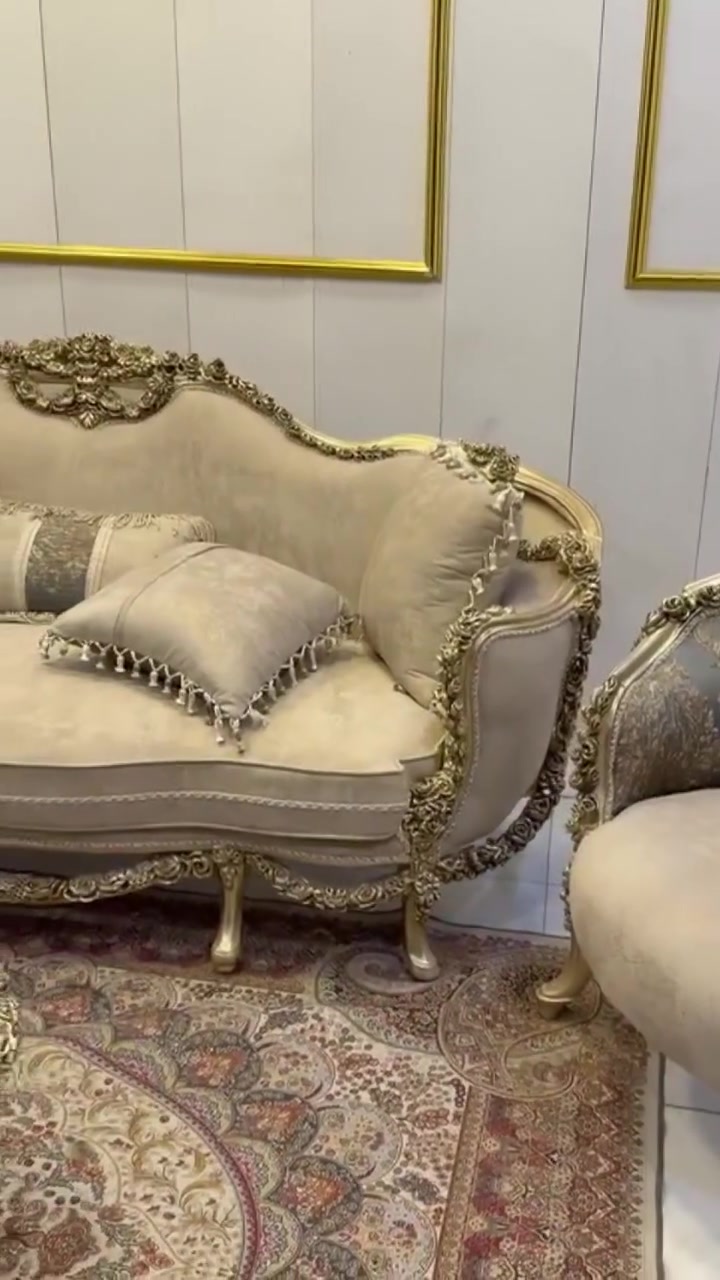 تخم مصري ملكي ضخم فخم  لعشاق الفخامة 
⚜️تحفة فنية تجسد الذوق الرفيع وتضفي لمسة ملكية على المكان 👑🛋️ تخم فاخر
 10مقاعد متكون من  قنفات اثنين دبل و٤كراسي وكوشات وطبلات🪑 
تصميم مصري راقٍ وأنيق🎨 
نقش يدوي متقن بتفاصيل ذهبية فريدة🪵 سيت طاولات ثلاثي جذّاب💎 خامات عالية الجودة ولمسة فخامة ظاهرة بكل قطعة✨ مثالي للصالات الراقية والضيوف المميزين📍 متوفر الآن حصرياً لدى معرض عباس مردان الجميلي للاثاث المستورده📩 احجز الآن عبر الرسائل او الرقم
 ***********🚚 
العنوان/ديالى الخالص ناحية هبهب 
يوجد لدينا خدمة توصيل كافة محافظات العراق
