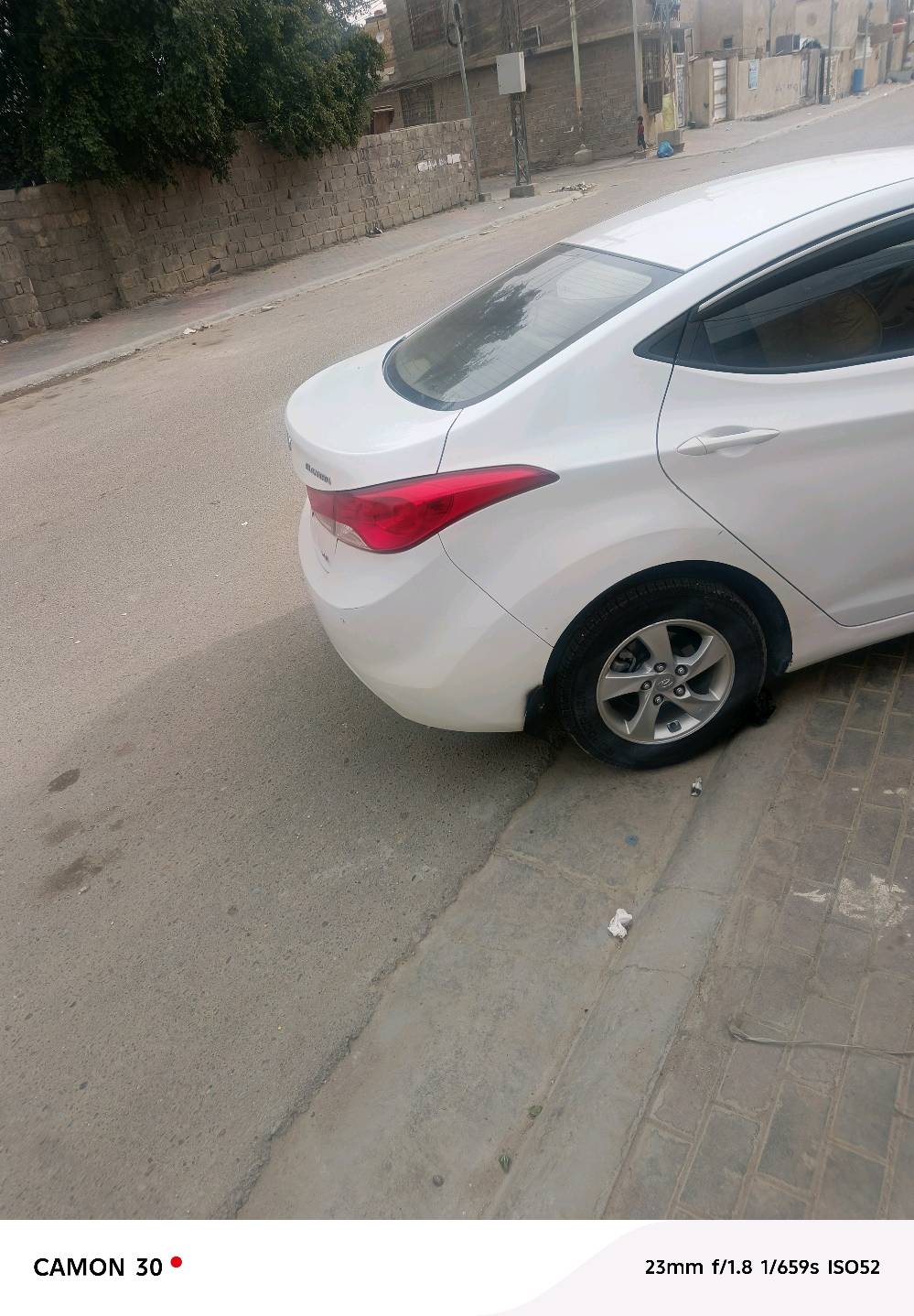 سيارة هيونداي إلنترا بيضاء بحالة جيدة، تم الاعتناء بها جيدًا. المقصورة الداخلية مريحة ومجهزة بنظام تكييف فعال، مما يجعلها مثالية للقيادة اليومية. إطارات جديدة وحديثة أكثر أمانًا.