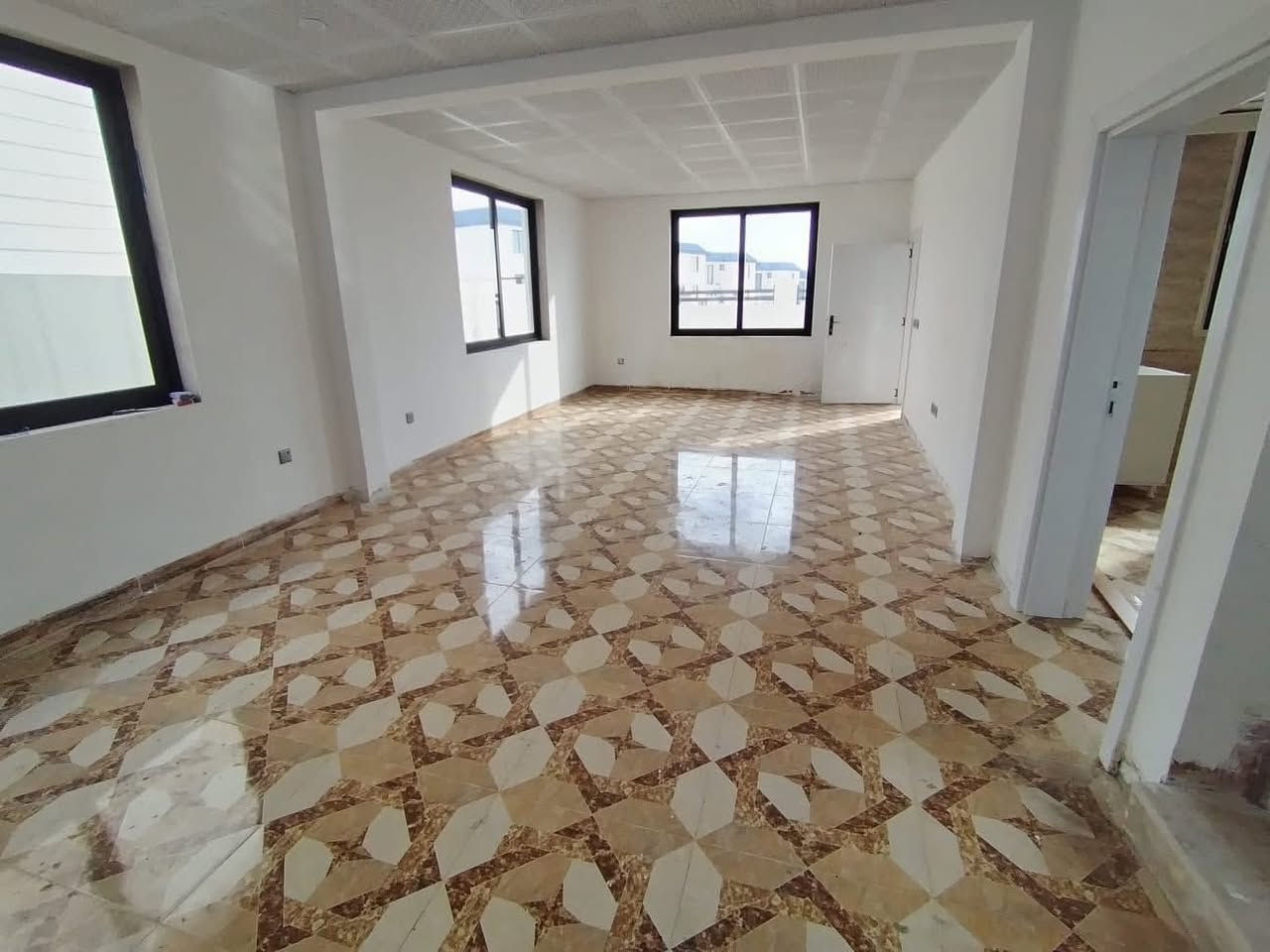 بيت ٢٠٠متر صفر للايجار بمجمع رويال ستي خلف مطعم عبدالله طريق اربيل ٣غرف نوم وملحقاتها 
ايجارة ٣٠٠ الف
***********
***********
