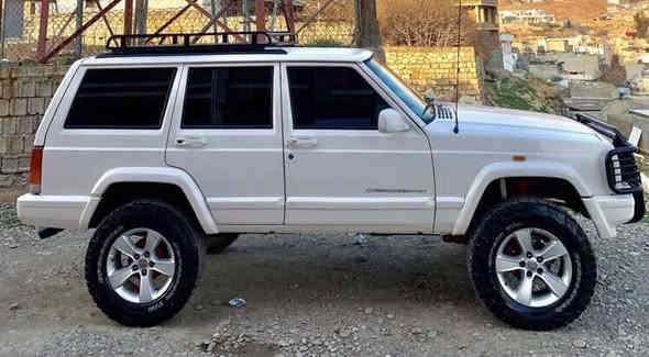 جيب شيروكي ١٩٩٩ سياره كه بؤ جواني سبوغ عام كرديته وه بئ ده حمه سياره كه تنها درع بوو دعه كه م ليكرديته وه بؤ جواني سبوغم كرديته وه سياره كه مه كنه بطه يه ٣٠٠٠ سياره كه  ده بل  اكسلي يشده به شه رت به س ته نها اكسلي دواوه ي ده نگي تيايه به س به شه رت يشده كا موشكيله نيه سياره كه بي رقه مه هي موزايده بوو ٧ساله لاي خومه هيج موشكيله نيه
***********
