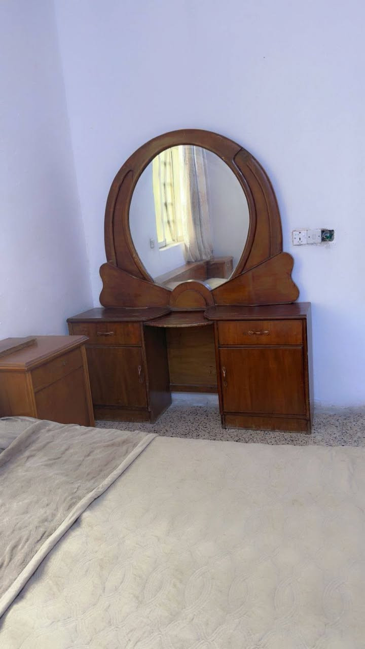 سلام عليكم عندي هاي الغرفه للبيع خشب صاج كولش قويه بس الكنتور بيه ملاحضه بسيطه تجي وتشوف وتقتنع وتاخذ السعر 450 الف وبيه مجال بسيط للطيبين العنوان حي جهاد ديوان اصيل رقم الهاتف يوجد اتصال و واتساب
***********
