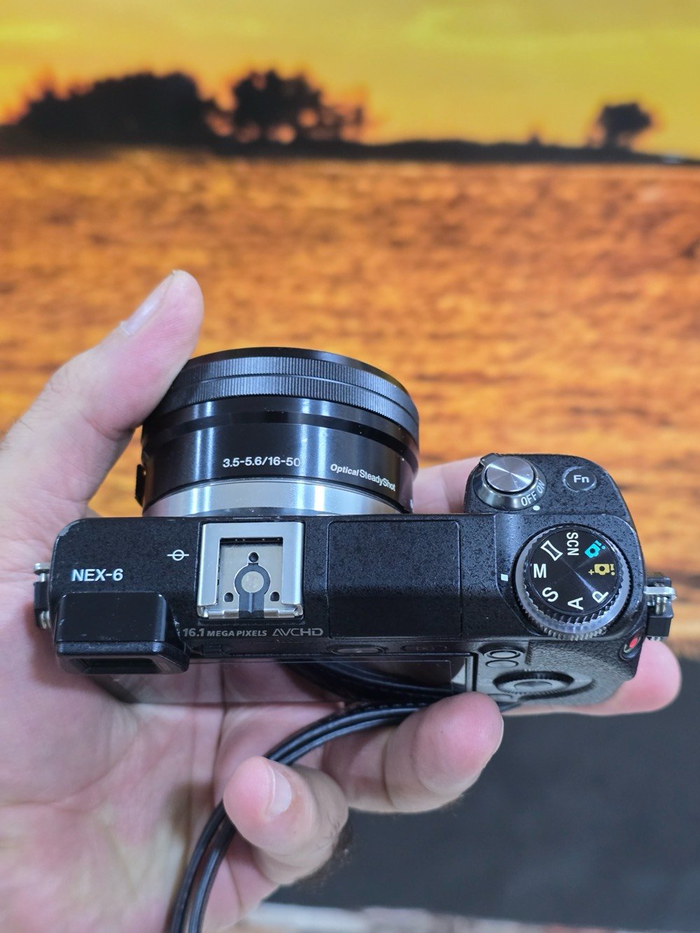 كاميرا Sony nex 6
صورة وفيديو Full HD معروفة بدقتها 
للبيع نظيفه جدا مع عدسة 16-50 وتكدر تغيرها حسب رغبتك
مع بطاريات عدد 4 وشاحنة عدد 2 يعني تصوير ووقت مفتوح
حقيبة صغيرة .

ملاحظة فقط لمبة الفلاش عاطلة رجاءا الإنتباه على هذه المسألة .. 
الكاميرا غير داخله لاي تصليح