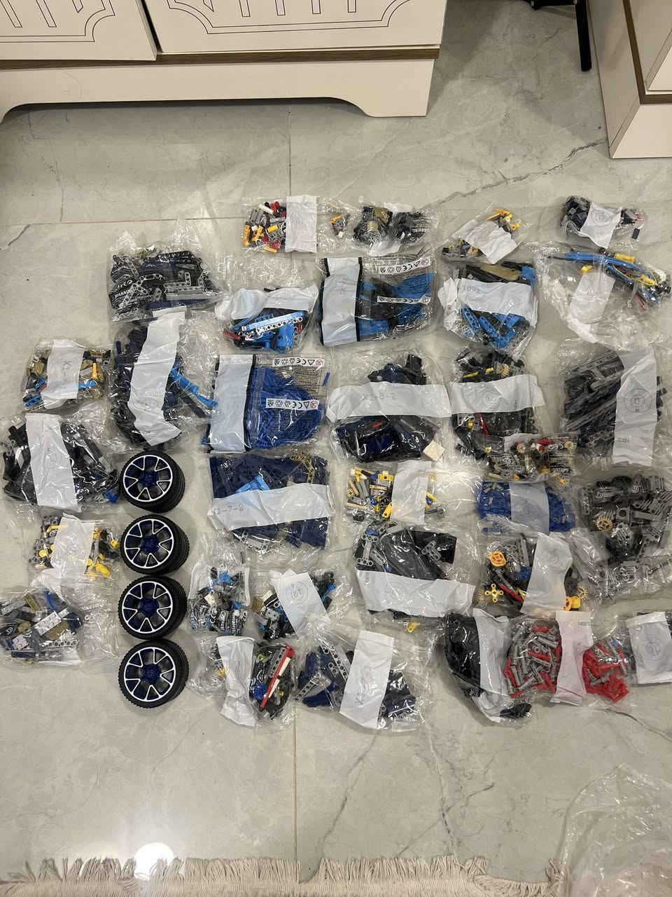 هاي مو ليكو طرگاعه بس الكتالوك بي كيلوين والاكياس بيهم گونية كاملة  التفاصيل تتكون هذه المجموعة من 3599 قطعة.
تتميز بنموذج بمقياس 1:8 يماثل السيارة الحقيقية.
تتضمن محرك W16 بمكابس متحركة، وعلبة تروس بـ 8 سرعات، وجناح خلفي نشط.
يحتوي النموذج على مقصورة قيادة مفصلة وعجلة قيادة تحمل شعار Bugatti. متوفرة واخر قطعة والف عافية عالياخذها


**إذا كنت صاحب هذا الإعلان وتريد حذفه لأي سبب، رجاءا أرسل رسالة إلى الدعم الفني**