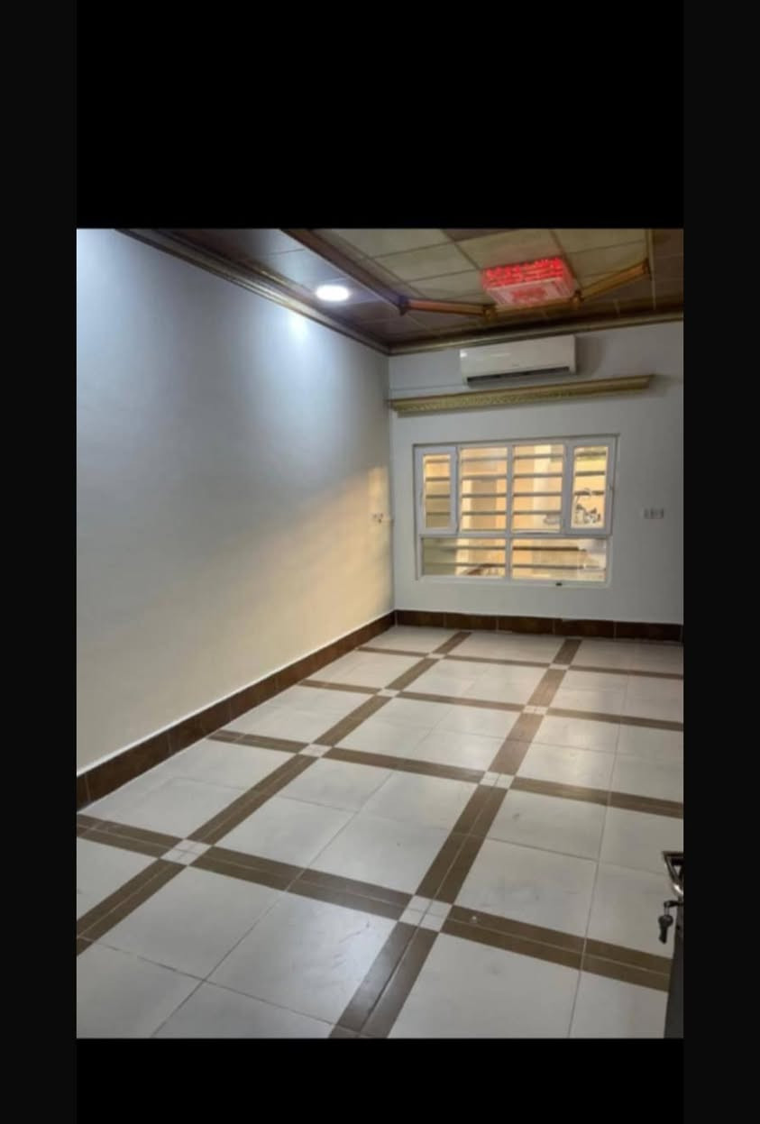 عرض عقار جداً مميز – دار للبيع طابو ملك صرف 
دار حديث البناء (2020) 
الموقع: كركوك – حي المعلمين – قرب بازيخ خان قرناطه – شارع 15
موقع مميز جداً
الدار كون مواصفات
السعر: 185 مليون دينار
قفل مساحته ١٠٠ متر 
قاطع نظامي
تفاصيل الدار:
قاطع واحد
تصميم حديث
تشطيب نظيف
كل المواصفات متوفرة للتواصل ***********
