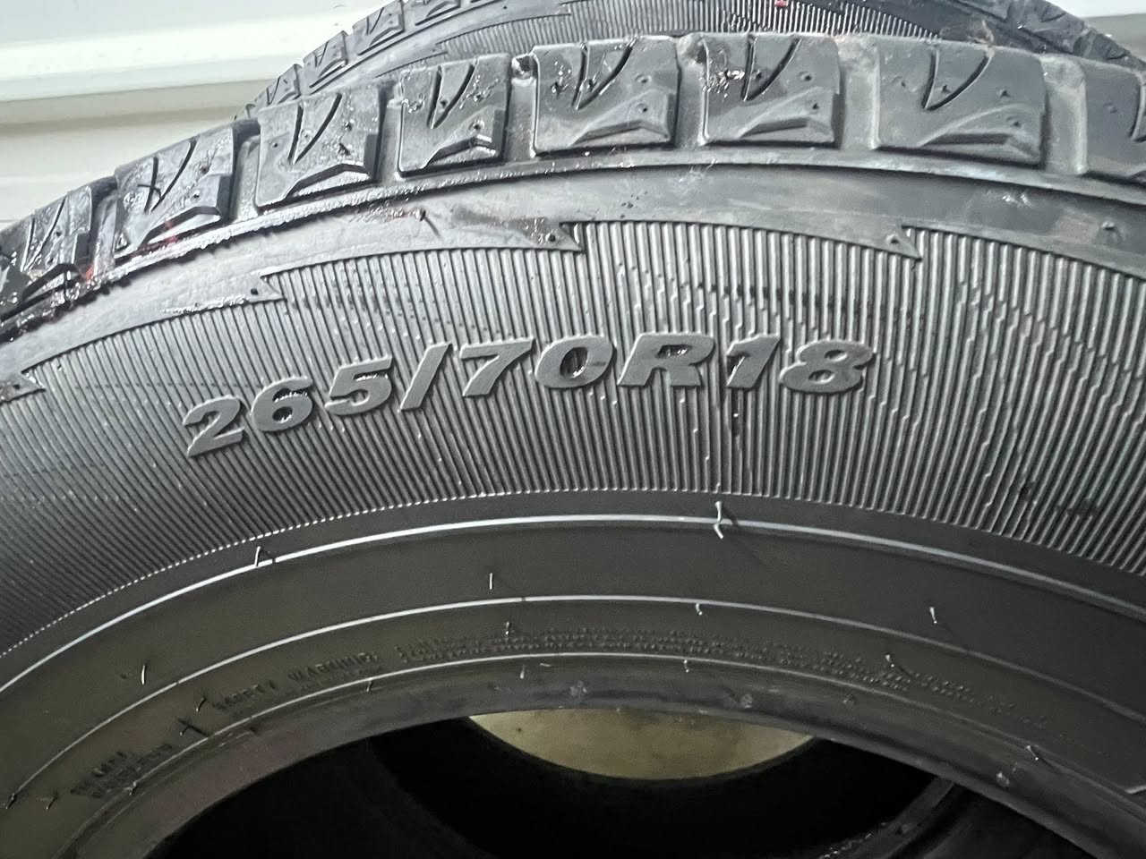 زوج تايرات كوري الحجم 265/70R18 نضافتهن 90‎%‎ للبيع السعر 130 وبي مجال بسيط المكان بغدد التاجي للاستفسار الاتصال ***********
