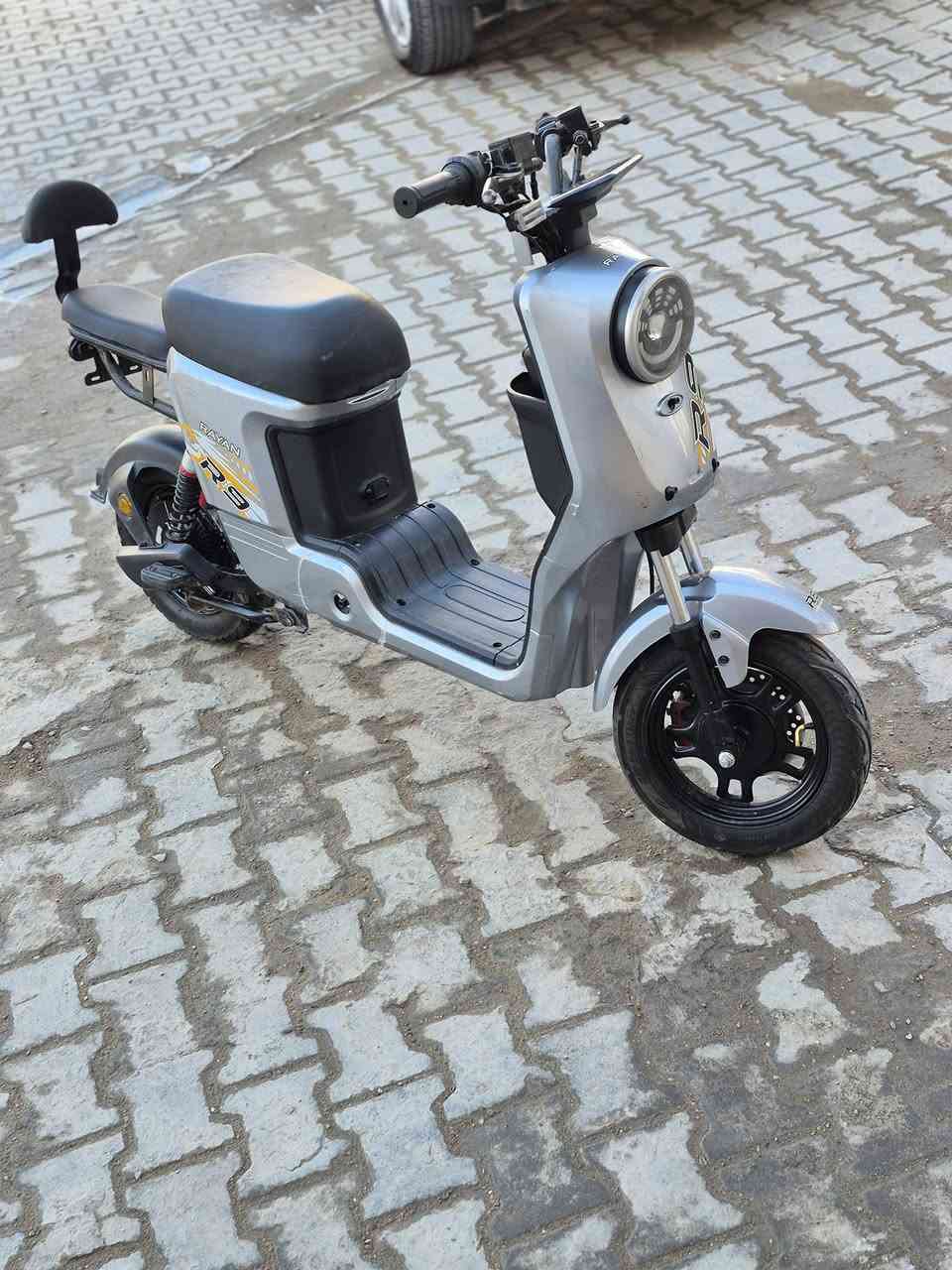 السلام عليكم ار9 موديل25 لون بحري مميز سرعتهة99 دبلاتهة غاز بريكات دهن ملفها1200 الدراجة مفولة عايزهة فقط بطاريات اعيد واكرر دراجة بدون بطاريات!!!! للبيع او مراوس سعرهة250 وبيها مجال قليل للشراي  للاستفسار ***********
