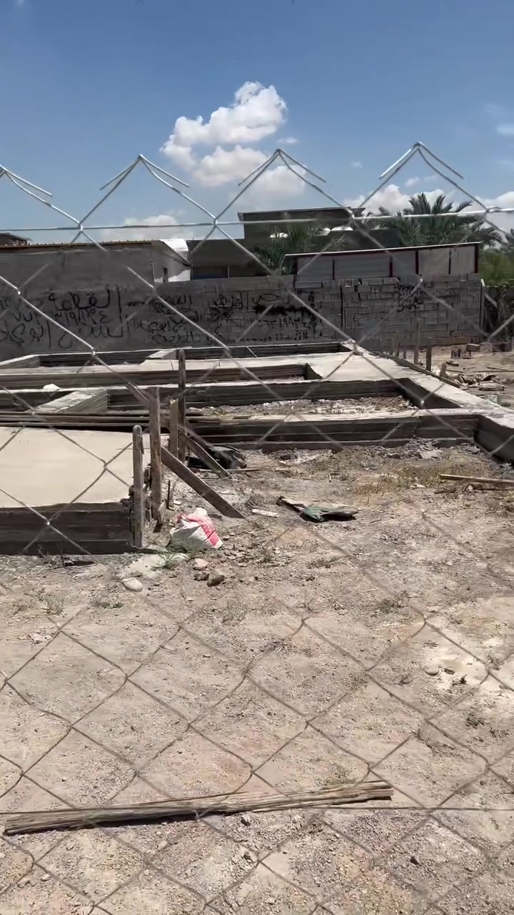 قطعة مساحة ٢٢٠م واجهة ١٠م ونزال ٢٢م خدمات كاملة وبيها خطين ماي قوي جدا تبعد عن تبليط ٣٠م والفرع عرضه ٨م العنوان بغداد  جسر ديالى القديم العريفية هاتف ***********و***********
