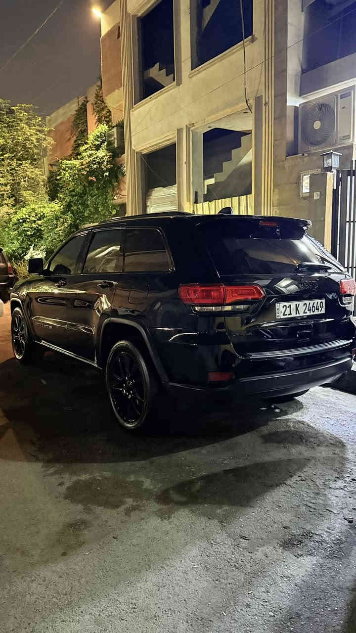 السلام عليكم جيب 2017 مواصفات عادية رقم سليمانية باسمي تحويل ثاني يوم السيارة جديدة كلش مكينة گير كفالة يعني ابد مامفتوحات بدون حادثها قطعتين جاملغين فقط شوية من الباب بدون ايرباك بدون بنيد بدون شواصي ولغود السيارة تخبل بالخير ع الياخذها مكانها بغداد *********** سعرها ٢٠٠ وبيها مجال كلش بسيط
