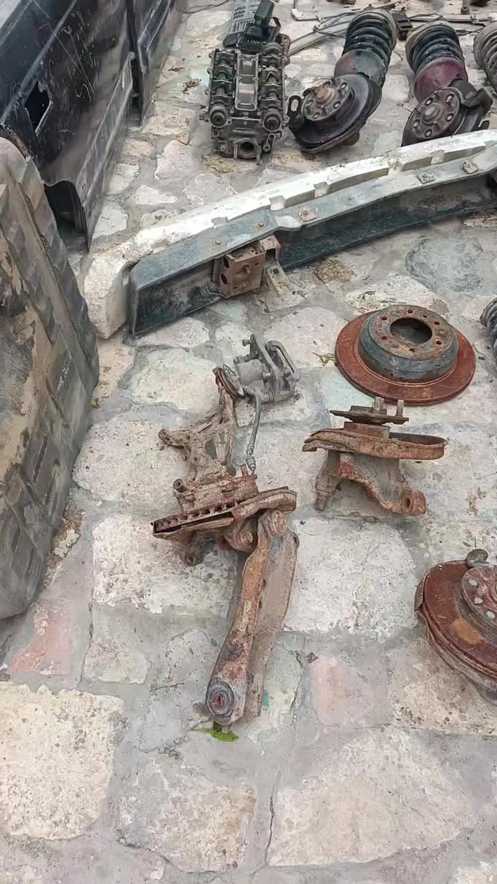 غراض للبيع قيم وأخذ يوجد أيضا محرك يبخر ويصرف بس بيه كور جديد حاويه اتصال ***********
