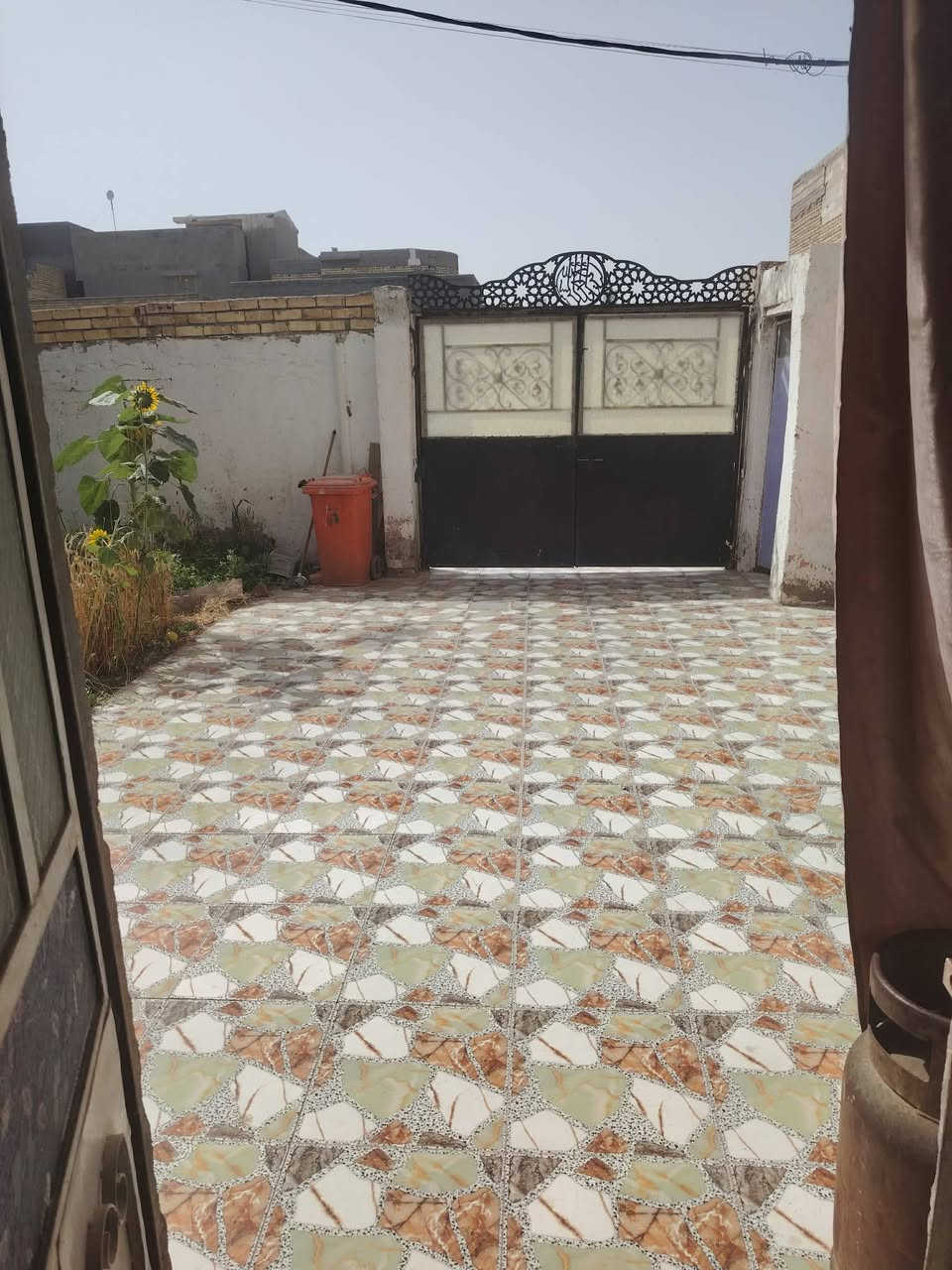 بيت بحي موسى الكاظم قريب عل الكليه المفتوحه يتكون من غرفتين وصاله ومطبخ وبراني ومجمع صحيات مساحته 200 بناء طابوق والسكف كونكريت مسلح الصطح اشتايكر رقم *********** طابو صرف
