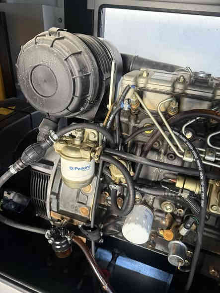 بيركنز انكليزي 4 سلندر بزونه كاتم
توليد لوري سومير 22KV
ساعات العمل 600 ساعة 
إربيل الصناعه الجنوبيه 
***********
