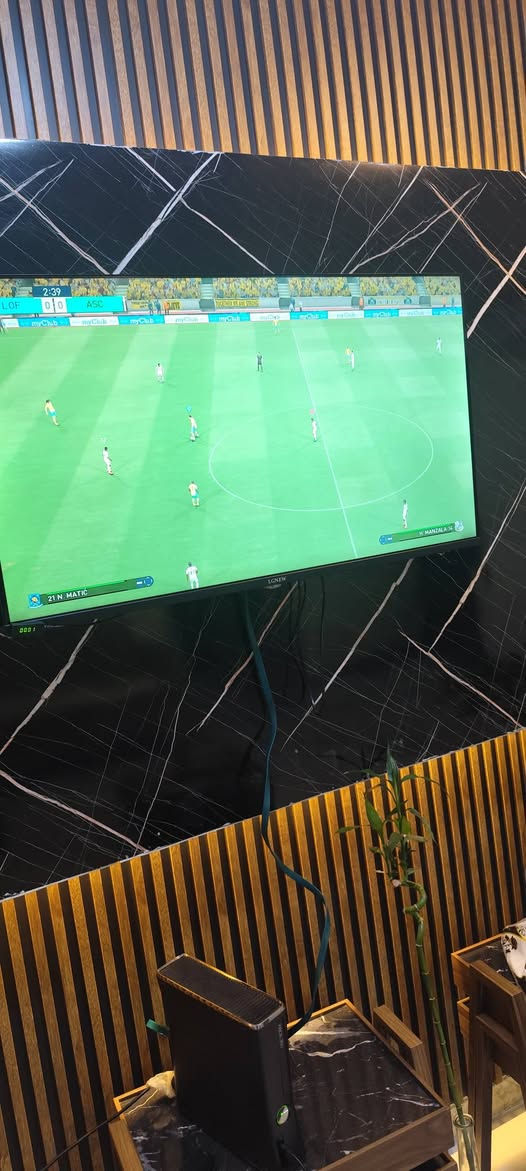 جهاز نظيف وشغال مابيه عيب كامل ملحقاته وكارتونته الاصليه بلادي كل ملحقاته مع يدتين وحده واير وحده وايرليس 
اكو ببه 73 لعبه
***********
