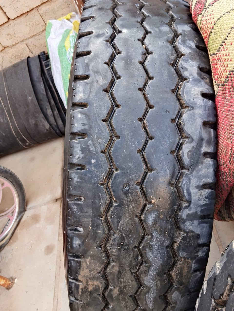 زوج تاير برجستون حجم ٢٢ ونص نظيف مثل ما موضح بالصور سعرهن ٣٠٠ ومجال قليل مكلف بالنشر رقم صاحب التايرات *********** عمارة, ميسان
