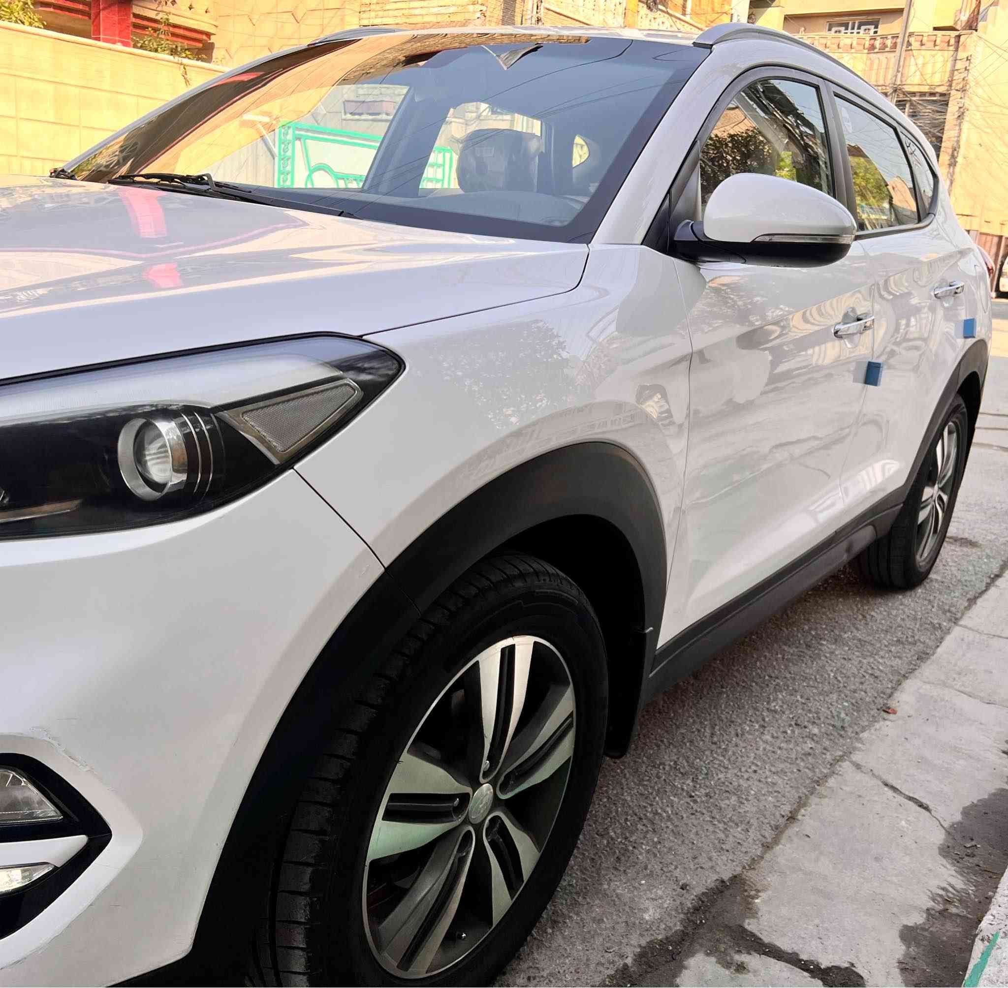 السلام عليكم 
توسان 2016 الشكل الجديد خليجي مكفوله كفاله عامه عده مكانين صبغ صغار السونر مرفق بلصور رقم بغداد السياره جديدة لوك 
المواصفات فول عده البانوراما 
مري شفط
شاشة جبيره تدعم الكار بلي 
حساسات 
كامره خلفية 
درايف مود 
محرك 2000 دوش 
قطعتين تبريد 
كشنات جلد 
السياره مكفولة وجديدة وما بيها اي نقص من تخم تاير جديد وباتري جديد حداديه 
السعر 168 ورقة وبيها مجال بسيط 
الرقم *********** 
مكانها بغداد الشراي يتصل ما متواجد علنت بغداد, العراق
