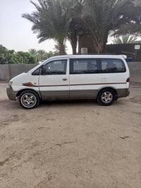 استاركس ٨ راكب • موديل ٢٠٠٠ • بنزين ٢٥٠٠