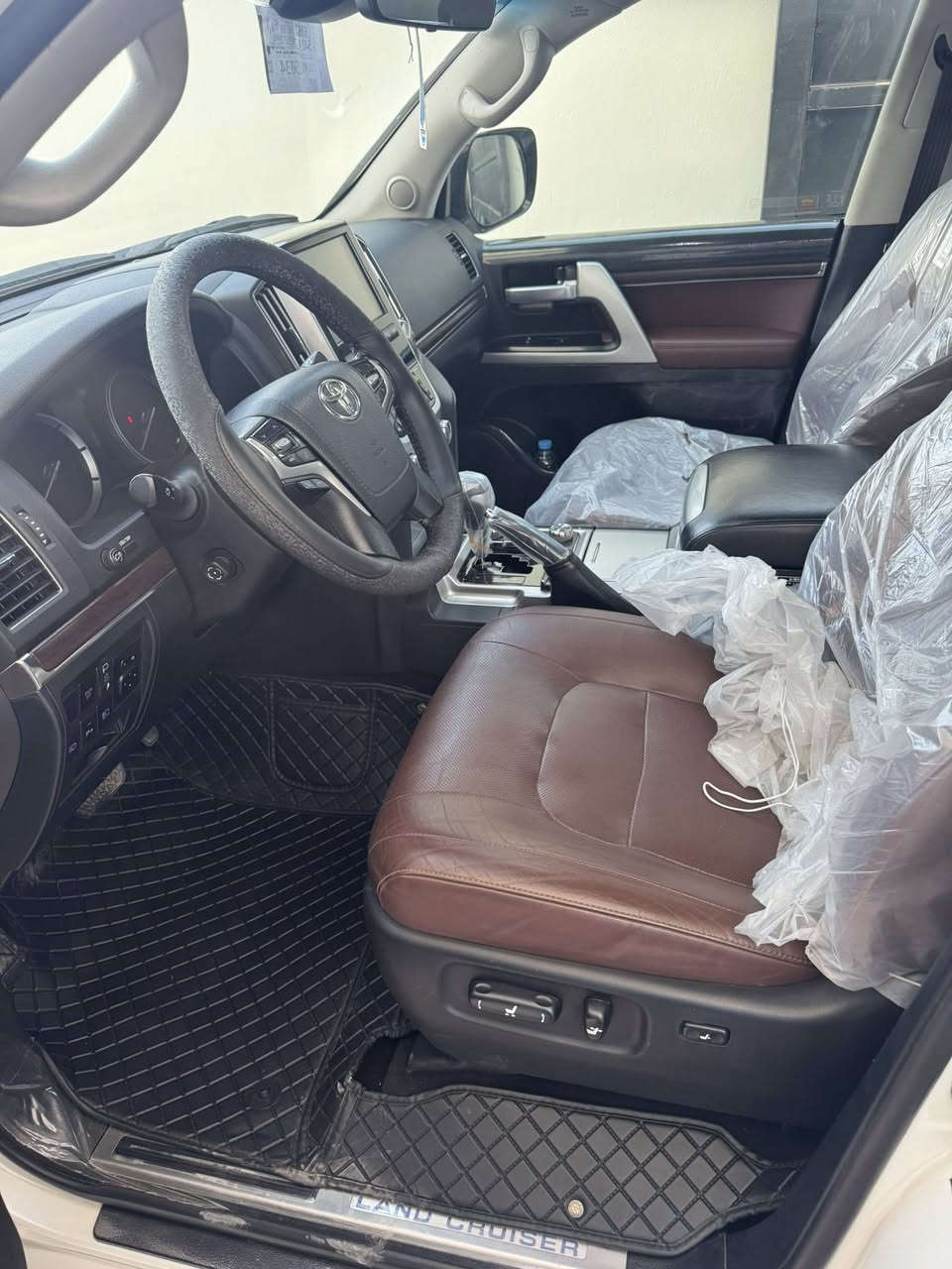 السلام عليكم للبيع لاندكروز 2021 فئة VXS ام الرادر مواصفات لكزز السياره كفاله عامه من الصبغ والضربه والتبديل ماشي65الف رقم بغداد  بااسمي تحويل ثاني يوم 
محرك 8 سلندر 5700
جكات
بصمات
جنطه كهرباء
3 شاشات
فتحه
تشغيل عن بعد
مقاعد خزن ميموري
مكاني بغداد 
للستفسار ***********
