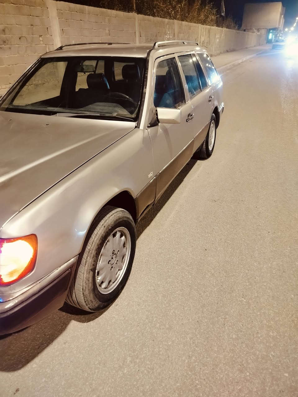 سلام عليكم للبيع او امراوس بسياره نضيفه مارسدس دب رقم بغداد دولي
صبغ عام بدون ضربه قويه  مكينه VVt3000اقتصاديه  
كير حاويه مال باجيرو ترايك وين ماتريد من الشمال للجنوب صدر خلفي وامامي جديد باسم جاري تايرات قبل شهرين شادهن السيارة حلوه ومال جناي تضرب كير وتطلع وين ميعجبك مكان السيارة بابل مسيب سعرها 43 وبيها مجال رقم الهاتف ***********
