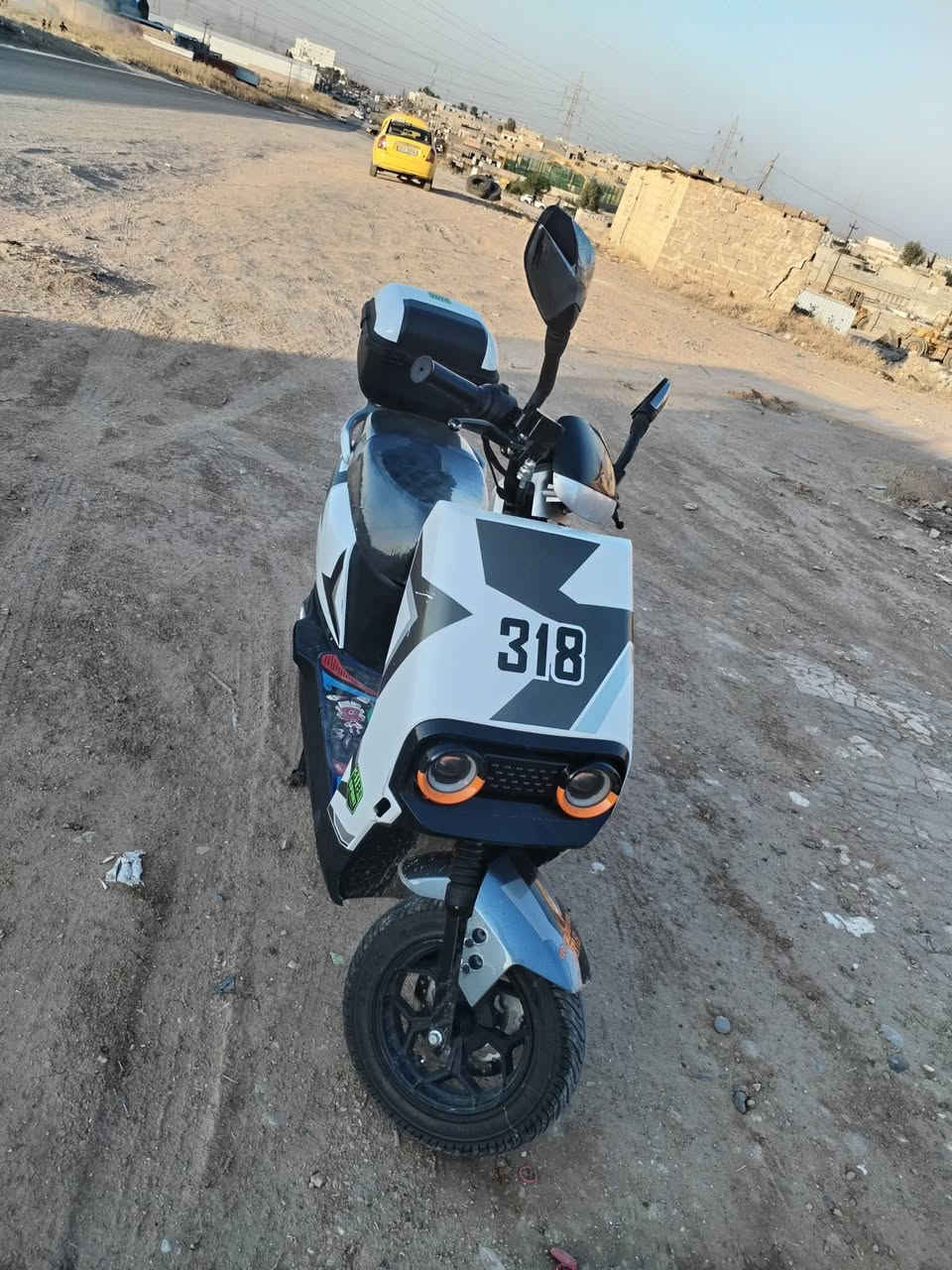 ماطور شحن للبيع السعر 400 وبيها مجال انوار الماطور موصل الايمن العبور***********
